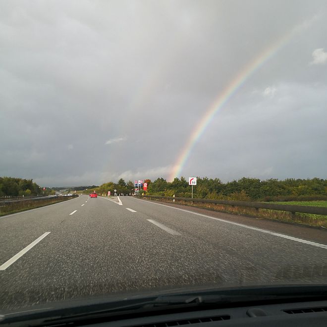 Mehrere Regenbogen über der Autobahn bei Tappernøje, Dänemark. Fotografiert aus dem Auto.