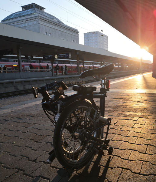 Brompton auf dem Bahnsteig in Mannheim Hbf. Warten auf den ICE.