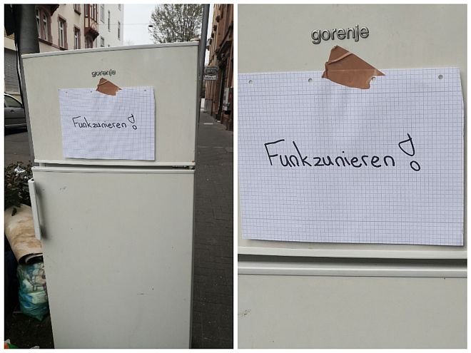 Collage aus zwei Fotos: Links alter Kühlschrank als Sperrmüll auf dem Bürgersteig, zu lesen sind die Marke "gorenje" und auf einem karierten Blatt das Wort "Funkzunieren!". Rechts Ausschnitt zur Vergrößerung von Marke und Blatt.