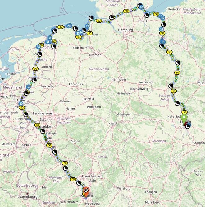 Auf einer Karte ist die Route einer mehrtägigen Radreise durch Deutschland und den Niederlanden dargestellt. Die Strecke beginnt in Leipzig, verläuft nach Norden an die Ostsee, dann an der Ostsee- und Nordseeküste entlang, in den Niederlanden, ab Groningen gerade Richtung Nijmegen, wieder in Deutschland ebenfalls fast geradlinig über Neuss, Köln, Bonn Koblenz und Rheinhessen zum Ziel in Ludwigshafen. Die Route ist durch zahlreiche nummerierte Wegpunkte und Tageskilometermarkierungen gekennzeichnet und beschreibt einen großen Bogen über die genannten Bereiche.