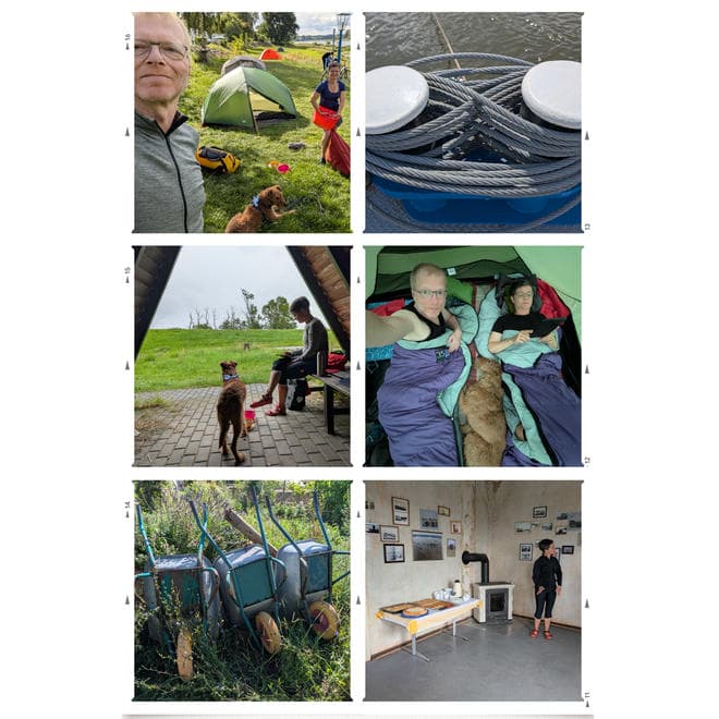 Collage mit sechs Fotos: Oben links ein Zeltlager mit zwei Erwachsenen, einem Hund und Campingausrüstung auf einer Wiese; oben rechts dichte Stahlseilwindungen auf einer Fährplattform über Wasser. In der mittleren Reihe links sitzt eine Frau mit Hund an einer überdachten Holzbank vor einer Wiese, rechts liegen zwei Menschen mit Hund in Schlafsäcken nebeneinander im Zelt. Unten links stehen mehrere Schubkarren mit Griffen nach oben in hohem Gras, unten rechts ist eine Person in einem alten Gebäude mit kleinem Holzofen, Tisch und historischen Fotos an der Wand.