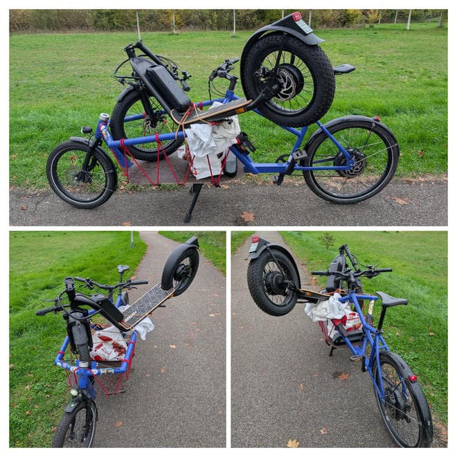 Ein blaues Long John Lastenrad transportiert auf der vorderen Ladefläche einen großen, schwarzen E-Roller. Dieser liegt mit dem Vorderrad im Lastenrad und wegen der Größe diagonal zum Lastenrad. Dadurch steht das Hinterrad erhöht und seitlich neben dem Lenker heraus. Zusätzlich befindet sich eine Tasche auf der freien Fläche unt er dem Roller. Die Collage zeigt das Fahrrad mit Ladung von der Seite sowie aus zwei verschiedenen schrägen Perspektiven auf einem asphaltierten Weg im Grünen.