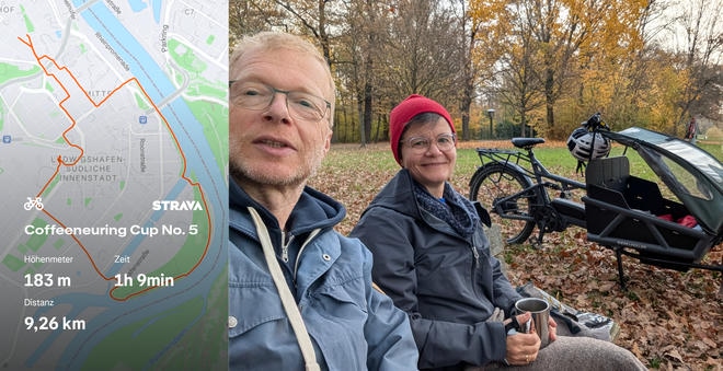 Zwei Personen sitzen bei herbstlichem Wetter auf einer Bank im Park und trinken Kaffee aus Metallbechern. Im Hintergrund steht ein Lastenfahrrad mit Helm am Lenker auf einer mit Laub bedeckten Wiese. Links im Bild ist eine Strava-Statistik mit einer Karte zu sehen: Die Tour heißt „Coffeeneuring Cup No. 5“ mit 183 Höhenmetern, 9,26 km Distanz und einer Zeit von 1 Stunde und 9 Minuten.