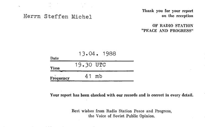 Schwarz-weiße QSL-Bestätigungskarte an „Herrn Steffen Michel“ mit Datum 13.04.1988, Uhrzeit 19.30 UTC und Frequenz „41 mb“, darunter der Text, dass der Empfangsbericht mit den Senderunterlagen übereinstimmt und Grüße von „Radio Station Peace and Progress, the Voice of Soviet Public Opinion“.