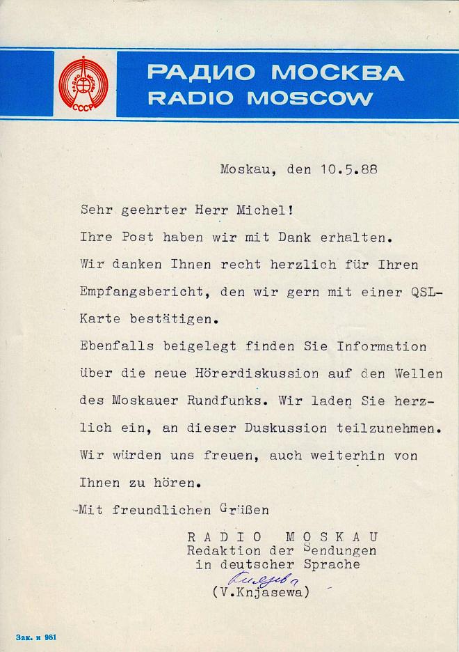 Maschinengeschriebener Briefkopf „Радио Москва / Radio Moscow“ mit CCCP-Emblem, datiert „Moskau, den 10.5.88“, deutschsprachiger Text, der sich für einen Empfangsbericht bedankt, zu einer Hörer-Diskussion einlädt und mit „RADIO MOSKAU, Redaktion der Sendungen in deutscher Sprache“ sowie einer handschriftlichen Unterschrift schließt.