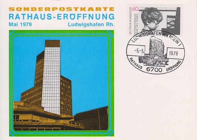 Sonderpostkarte zur Rathaus-Eröffnung in Ludwigshafen am Rhein im Mai 1979: Links eine grafische, farbige Darstellung des Rathaus-Center-Hochhauses mit blauem Himmel und grüner Umrandung, darüber der Text „Sonderpostkarte Rathaus-Eröffnung Mai 1979 Ludwigshafen Rh.“; rechts ein Bereich mit einer 60-Pfennig-Briefmarke der Deutschen Bundespost zum internationalen Jahr des Kindes sowie einem runden Sonderstempel „Ludwigshafen am Rhein Rathaus-Eröffnung 6700“ und Datum „5.5.1979“, der ebenfalls das Rathaus-Hochhaus zeigt.