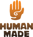 Logo mit stilisierter orangefarbener Hand mit Spirale und Linie in der Handfläche, welche auch als Gesicht gedeutet werden können. Darunter der Schriftzug ‚HUMAN MADE‘ in abgerundeten Buchstaben. (Vorlage von https://hinokodo.itch.io/human-made, farblich von mir angepasst.)
