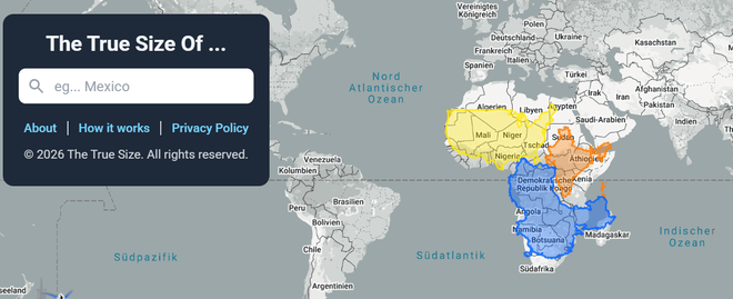 Screenshot einer Weltkarte auf der Website „The True Size Of …“. Links ist ein Suchfeld mit dem Platzhalter „eg… Mexico“ sowie die Links „About“, „How it works“ und „Privacy Policy“ zu sehen. Rechts werden mehrere farbige Länderflächen über Afrika eingeblendet, um ihre tatsächliche Größe im Vergleich auf der Karte zu zeigen.